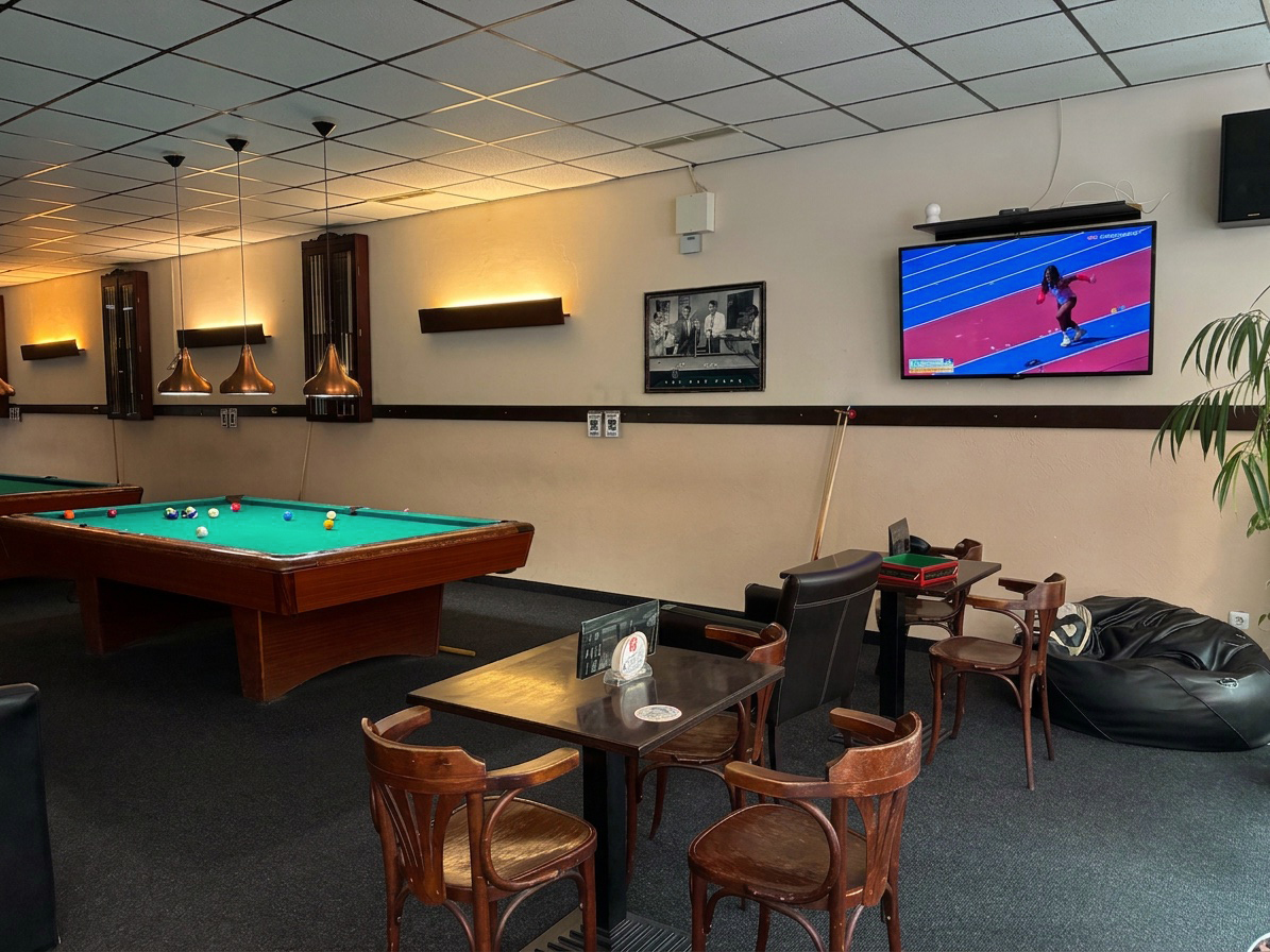 Gastraum mit Sitzecke, Fernseher und Billardtisch